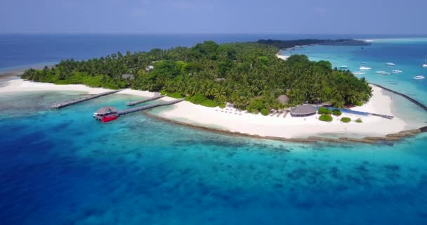 Isla Tropical Con Larga Línea Rompeolas Exuberantes Árboles Vacaciones Maldivas — Vídeos de Stock