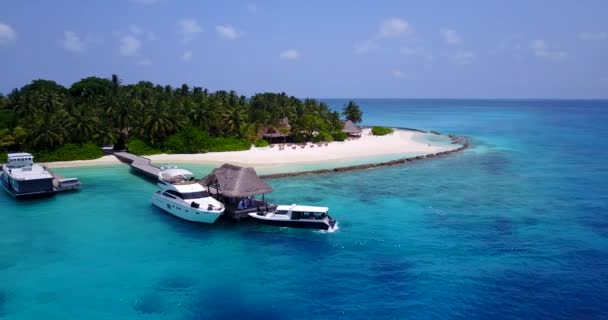 桟橋でドッキングボートと緑の島 インドネシア バリのエキゾチックな自然シーン — ストック動画
