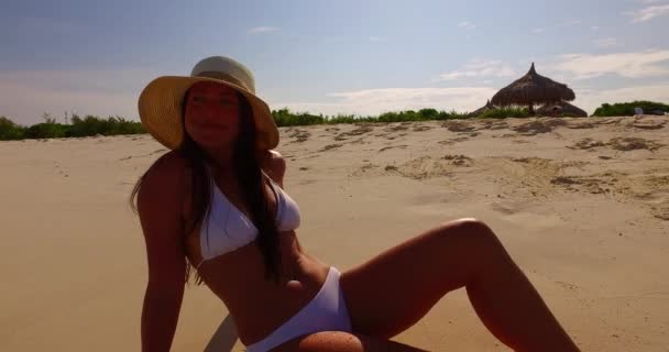 Estate Spiaggia Donna Bikini Bianco Godendo Vacanze Viaggio Maldive — Video Stock