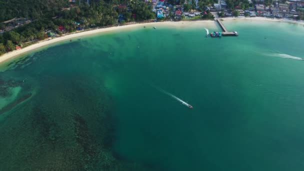 トップビューから暗い海辺 インドネシアのバリへのエキゾチックな夏の旅 — ストック動画