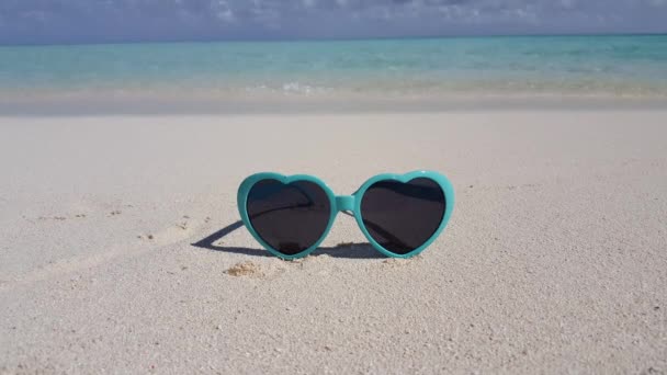 Occhiali Sole Blu Sulla Spiaggia Viaggio Bora Bora Polinesia Francese — Video Stock