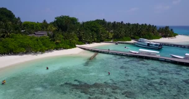 Movendo Acima Costa Com Cais Barcos Atracados Paisagem Verão Maldivas — Vídeo de Stock