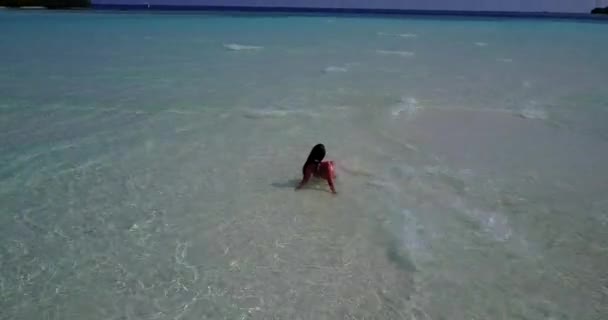 Eleganckie Bikini Dziewczyna Plaży Korzystających Komfortowe Morze Kubie — Wideo stockowe