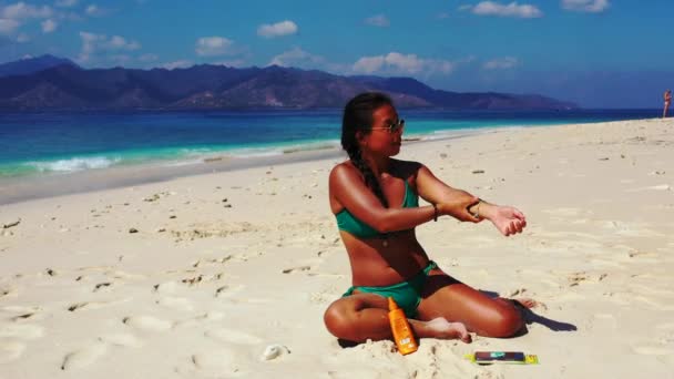 美しい若い女性が熱帯のビーチで日光浴 — ストック動画