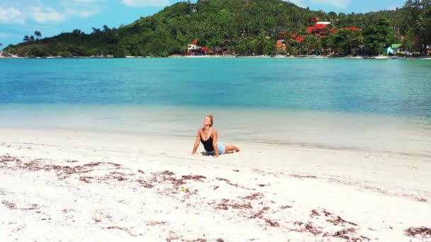 Fille Faire Yoga Sur Plage Sable Blanc — Video