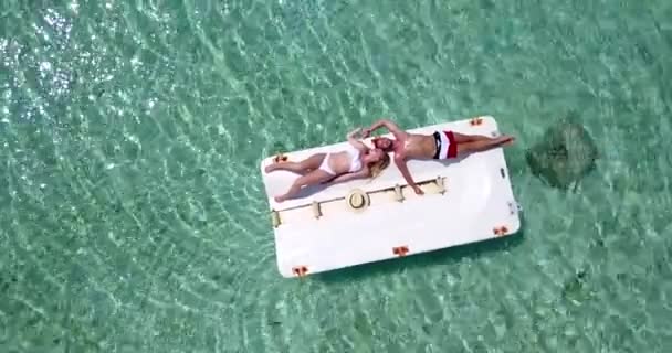 Para Relaksujących Opalających Się Plastikowej Łodzi Malediwach — Wideo stockowe