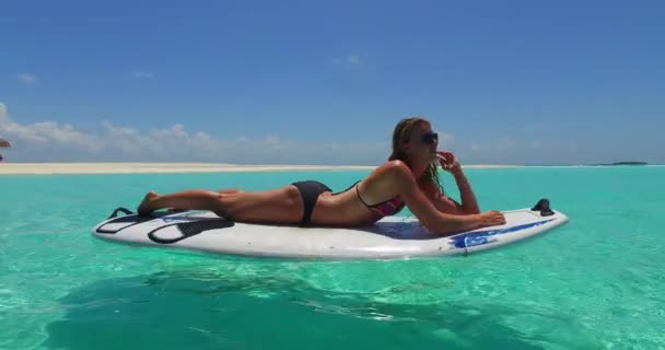 Vídeo Chica Bronceada Atlética Tumbada Tabla Surf Balanceándose Sobre Las — Vídeo de stock