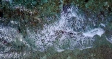 Beyaz köpükle hareket eden deniz dalgaları. Tayland, Asya 'da yaz tatili.