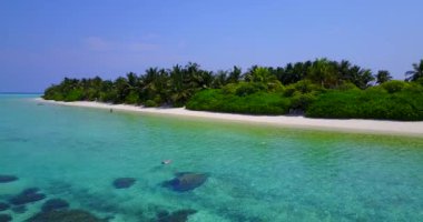 Etrafı sığ sularla çevrili bir ada. Endonezya Bali 'nin Idyllic doğası.