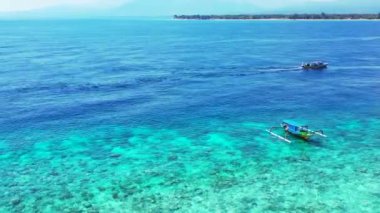 Hareketli teknelerle hareketsiz mavi deniz. Hawaii, ABD 'ye seyahat.  