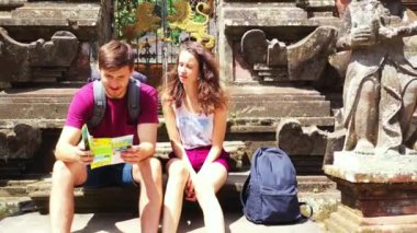 Asya tapınağının yanında sırt çantalı bir çift turist, seyahat konsepti. 