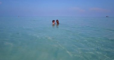 Tropik sahilde mutlu romantik bir çift