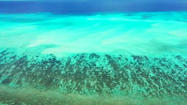 Turkuaz canlı deniz manzarasının üzerinde uçuyor. Koh Samui, Tayland, Asya 'da egzotik tatil.