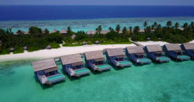 Tropikal adada lüks ahşap bungalovlar. Endonezya, Bali 'de yaz tatili.  