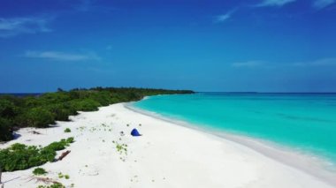 Beyaz kum ve sığ sularla kıyı şeridi. Bora Bora 'ya Yolculuk, Fransız Polinezyası.