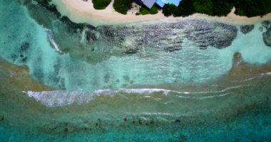 Sakin deniz kıyısında uçan bir dron. Endonezya, Bali 'deki Doğa Manzarası.  