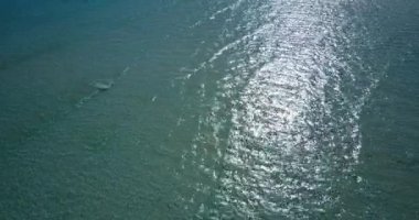 Dalgalanan sığ deniz suyu. Endonezya, Bali 'ye Seyahat.