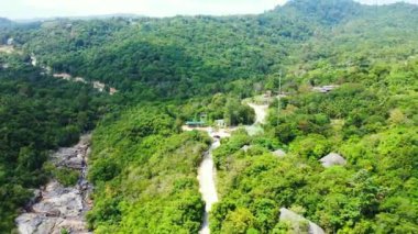 Yeşil adada yüksek dağlar. Bora Bora 'da yaz tatili, Fransız Polinezyası.