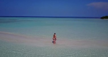 Mavi suyu ve kumsalı olan Dominik Cumhuriyeti plajı. Punta Cana, Karayipler 'de yaz tatilindeki balayı çifti.