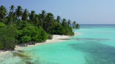 Adanın yakınında şeffaf deniz. Endonezya, Bali 'de yaz manzarası.