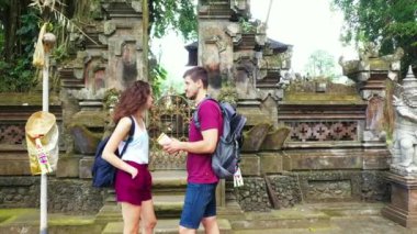Asya tapınağının yanında sırt çantalı bir çift turist, seyahat konsepti. 