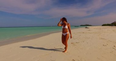 Muhteşem Maldivler adasında beyaz bikinili zarif seksi kadın.