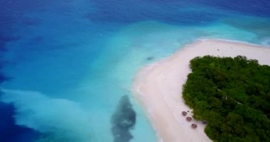 Adanın havadan görünüşü ve canlı mavi deniz. Maldivlere yaz gezisi 