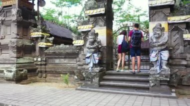 Yazın Asya tapınağında sırt çantalı romantik turistler, seyahat konsepti. 