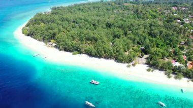 Parlak güneşli havada kristal deniz suyu. Tayland, Asya 'da yaz tatili.    