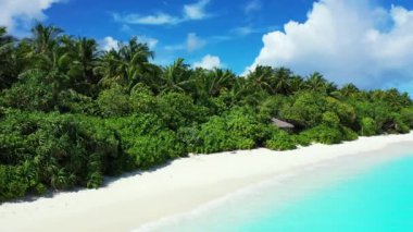 Gündüz vakti tropik sahil şeridi. Tayland 'a yaz yolculuğu.