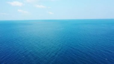 Dalgalı uçsuz bucaksız mavi deniz. Bali 'de yaz yolculuğu.