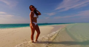 Beyaz bikinili yaz kumsalı kadını Maldivler 'de tatil yapıyor..