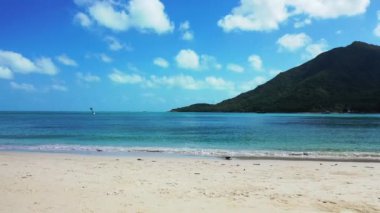 Güzel kristal denizi olan tropik adanın resimli görüntüleri. 