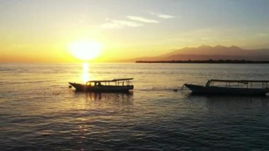 Deniz kenarındaki parlak altın saat. Endonezya, Bali 'de tropik tatil.    