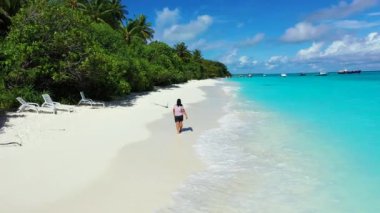 Bora Bora adasındaki güzel deniz manzarası ve yürüyen kadın..