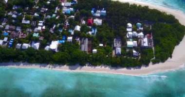 Yeşil adadaki küçük binalar. Jamaika, Karayipler 'de yaz tatili.