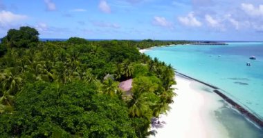 İHA adanın üzerinde uçuyor. Dominik Cumhuriyeti, Karayipler 'de egzotik tatil.