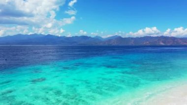 Dağın arka planında deniz manzarası. Bahamalar, Karayipler 'in tropikal doğası. 