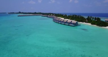 Kristal okyanus suyu olan tropik bir ada. Güzel doğa manzarası yaz tatili konsepti 