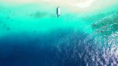 Kıyıdaki tek bir teknenin üst görüntüsü. Bora Bora 'da yaz tatili, Fransız Polinezyası.
