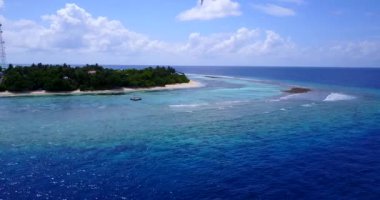 Tropikal adanın güzel kristal denizli hava görüntüleri. 