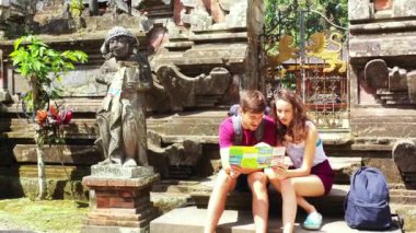 Yazın Asya tapınağında sırt çantalı romantik turistler, seyahat konsepti. 