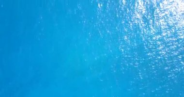 Dalgalanan küçük deniz dalgaları. Endonezya, Bali 'de yaz tatili.  