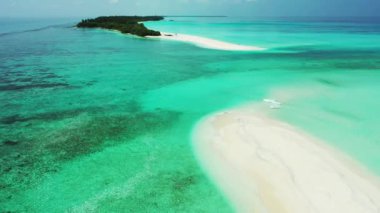 Turkuaz denizde uzun kum yolu. Bali 'de deniz manzarası. 