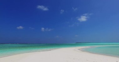 Turkuaz denizde beyaz kum yolu. Endonezya, Bali 'de yaz tatili.   