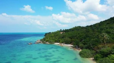 Dağlardaki kayalık sahil manzarası. Tayland 'da egzotik tatil. 