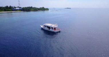 Turistlerle dolu yeşil ada. Endonezya, Bali 'deki Doğa Manzarası.  