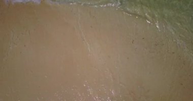 Sabaha dingin bir deniz kıyısında. Bali 'de Tatil.