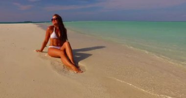 Beyaz bikinili yaz kumsalı kadını Maldivler 'de tatil yapıyor..