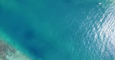 Turkuaz berrak su ve deniz manzaralı üst görünüm videosu 